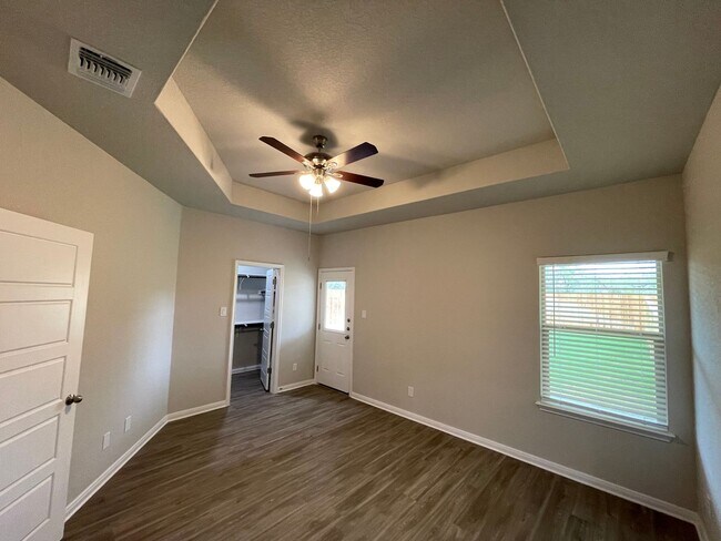 Building Photo - Luxury 3/2 duplex in NBTX