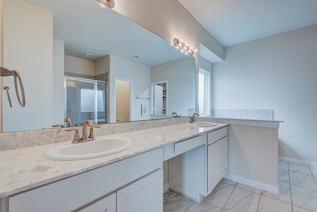 Building Photo - 173 Dina Ln