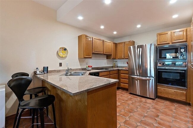 Building Photo - Executive 2BR/3BA Condo with Mountain View...