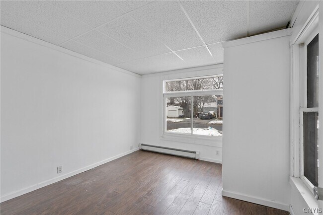 Building Photo - 262 W 4th St S