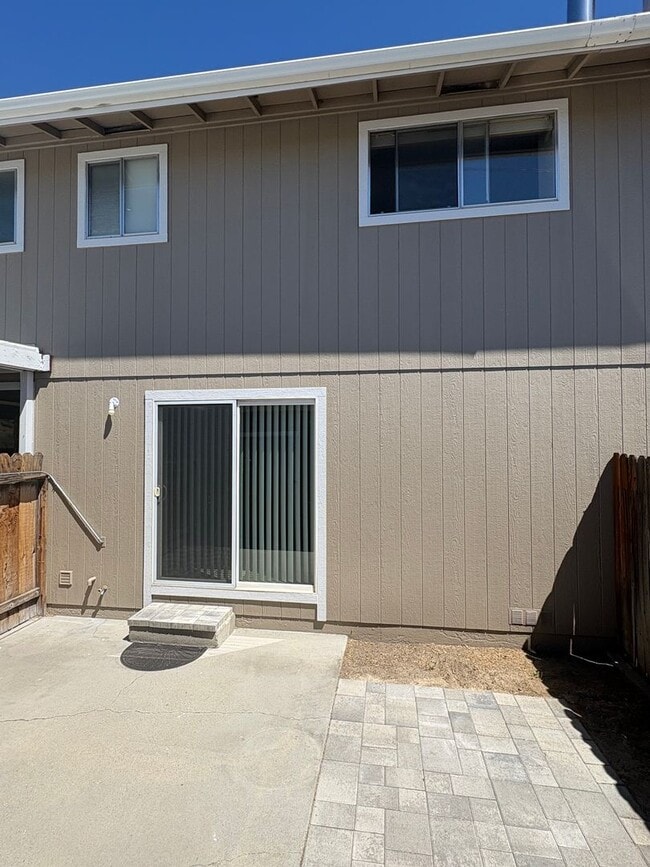 Building Photo - Lovely Duplex
