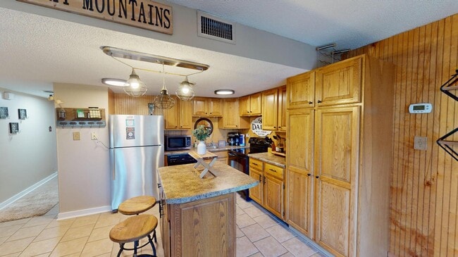 Building Photo - 1081 Cove Rd