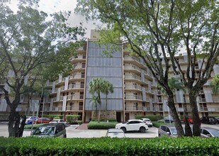 Building Photo - 3301 N Country Club Dr