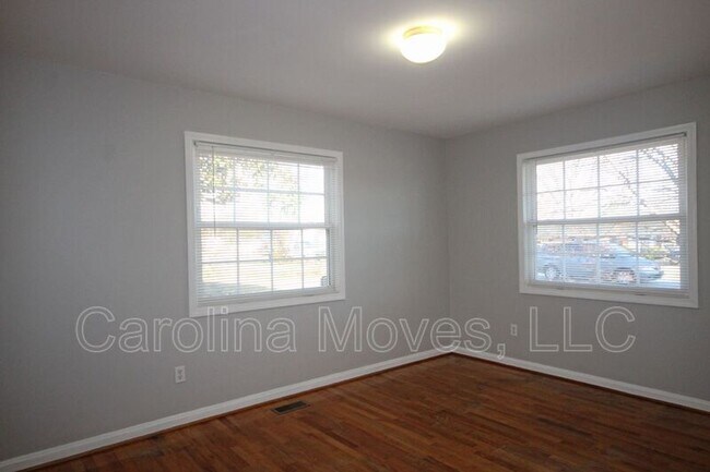 Building Photo - 16 Ashwood Ave