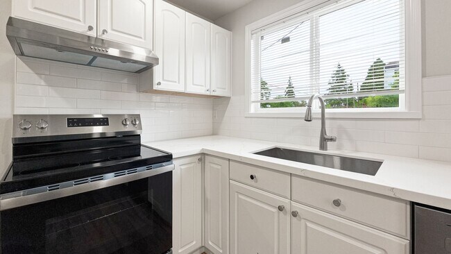 Building Photo - Updated 2-Bed Home Near Parks, Transit, and Light Rail