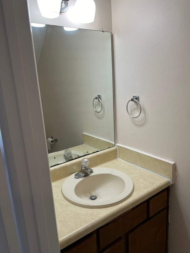Building Photo - POOL-VIEW/ ACCESS - 2 Bedroom 1.5 Bath Tow...