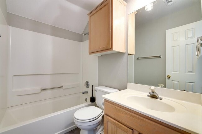 Building Photo - 1504 E 19th St