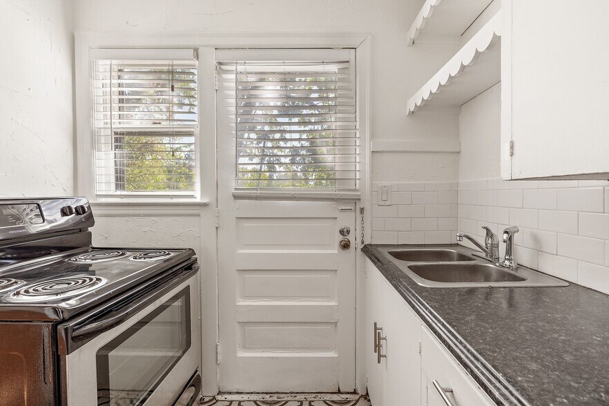 Building Photo - 1520 E 17th St