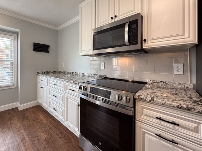 Building Photo - Double En-Suite Townhome