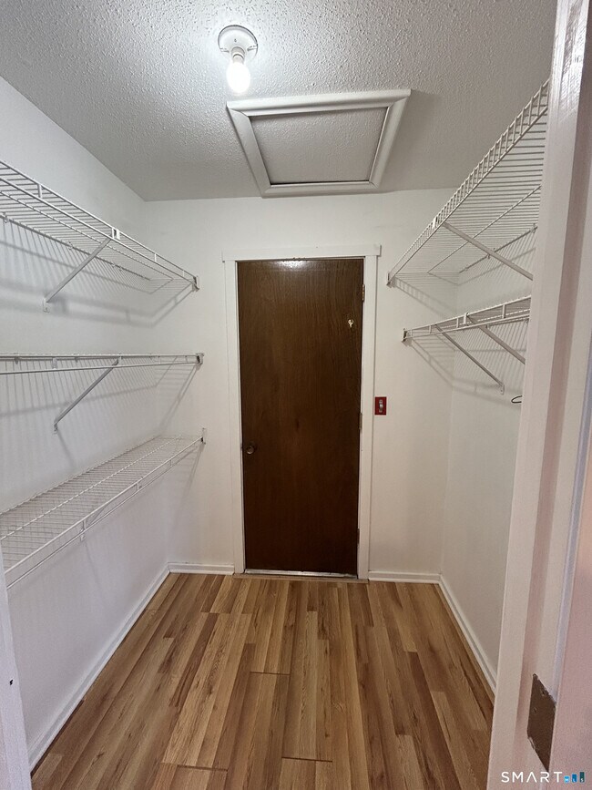 Building Photo - 90 Little Oak Ln