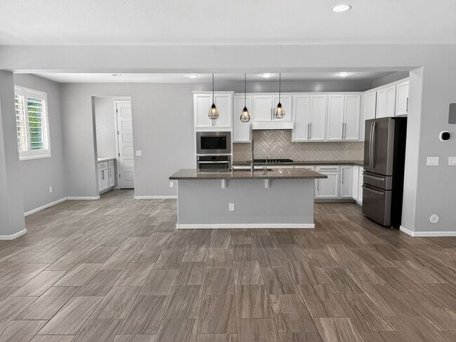 Building Photo - Stunning 5 Bed/5Bath Home in Gated Community – Over 3,100 SqFt of Modern Living -New Carpet throu...