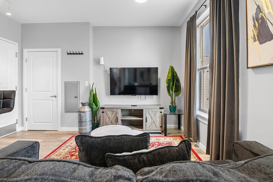 Building Photo - 95 Broadway