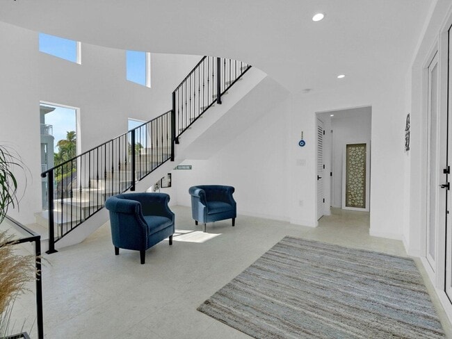 Building Photo - 317 E Seaview Cir