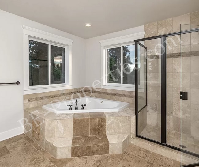 Building Photo - Beautiful Federal Way Home