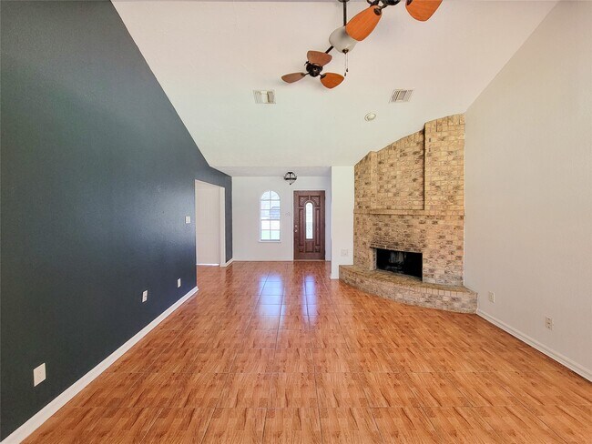 Building Photo - 409 S Travis