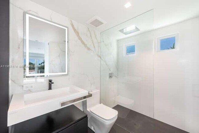 Building Photo - 1325 Bay Dr