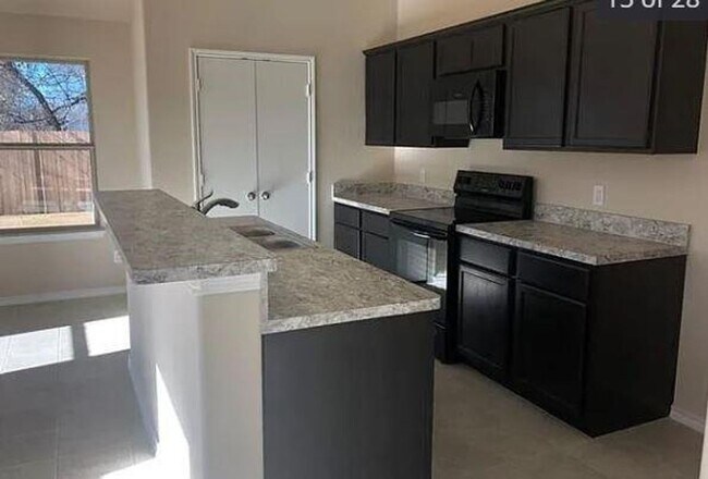 Building Photo - Spacious 3 bedroom, 2 bath available!