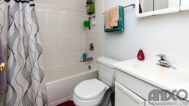 Building Photo - 2543 N Southport Ave