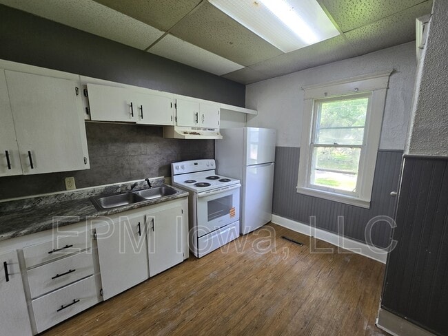 Building Photo - 402 Sunnyside Ave