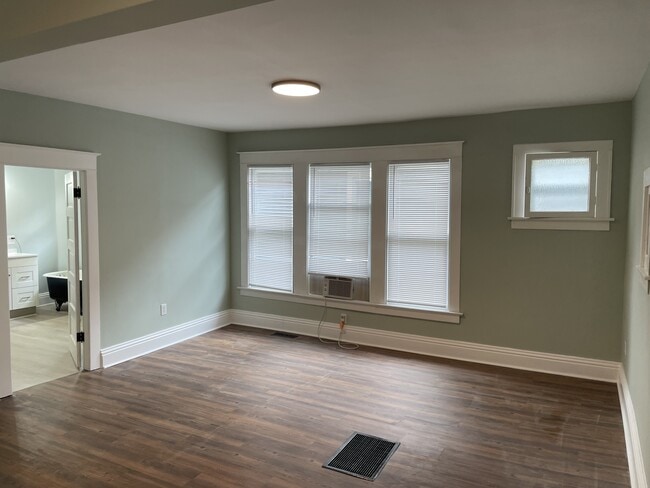 Primary Photo - 1239 W Berry St