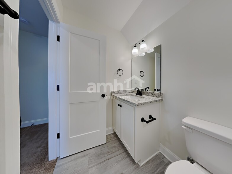 Building Photo - 4130 Vineyard Dr E