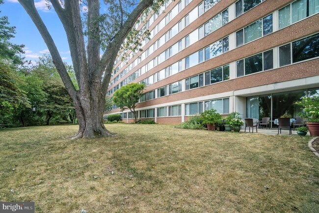 Building Photo - 1210 N Taft St