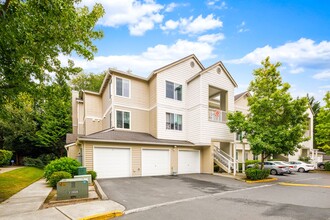 Building Photo - Spacious 3BD 2BA Top Floor Condominium wit...