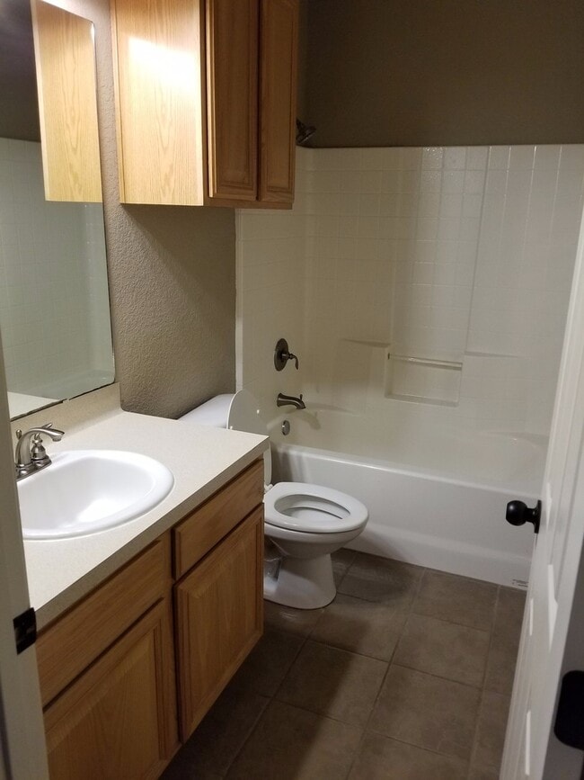 Building Photo - College Station - 3 Bedroom - 3 Bath - Duplex - Fenced Yard.