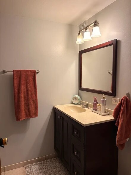 Full Bath - 1301 S Finley Rd