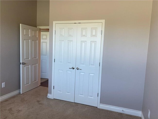 Building Photo - 606 W 1st St