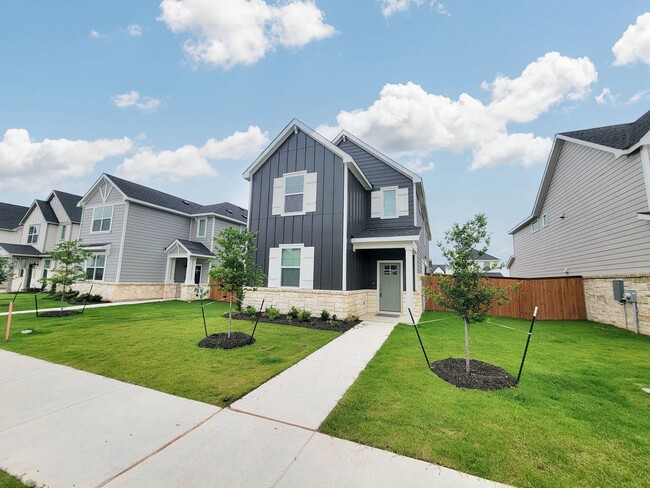 Building Photo - Spacious 4/BR 2.5/BA Retreat with Fenced Y...