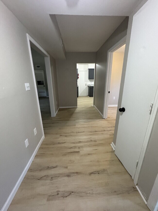 Building Photo - Renovated 3-Bedroom Ground-Floor Apartment