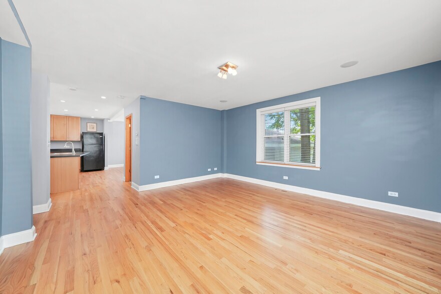 Building Photo - 2736 W Evergreen Ave