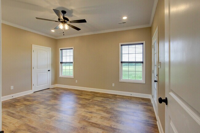 Building Photo - 135 Riverbend Dr