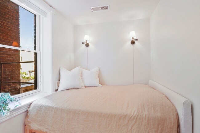 Building Photo - Kalorama Apartment – Renovated One-Bedroom with Private Balcony