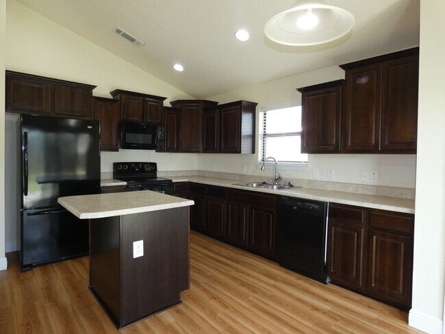 Building Photo - Charming 3-Bedroom Home
