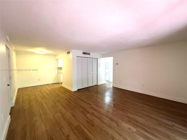 Building Photo - 10822 N Kendall Dr