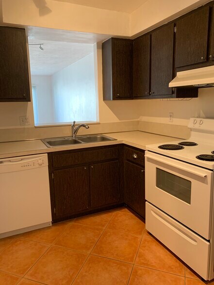Building Photo - 411 Anastasia Ave