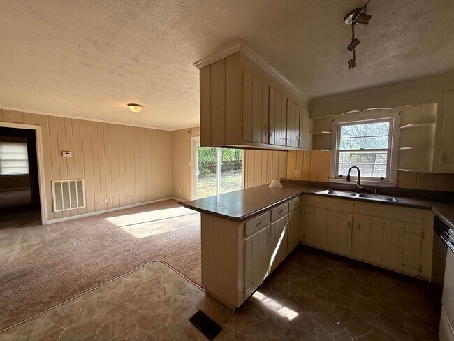 Building Photo - 2109 Lombardy Dr