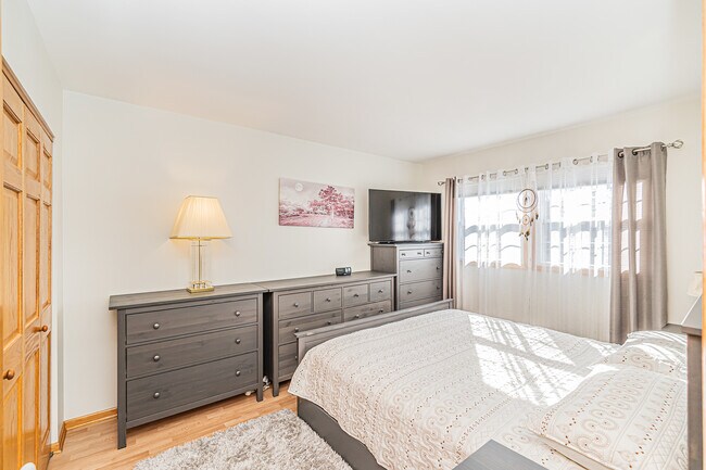 Building Photo - 1305 Kingsbury Dr