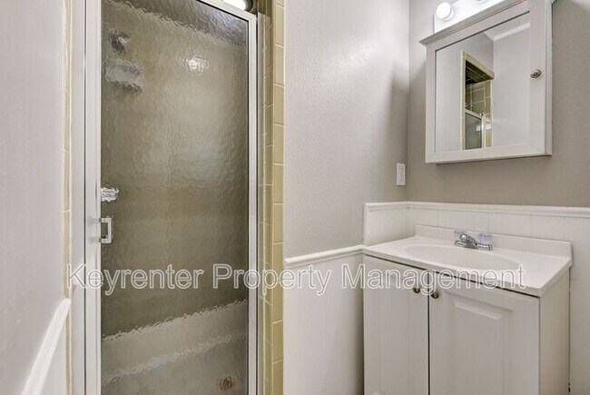 Building Photo - 1120 Kings Ct