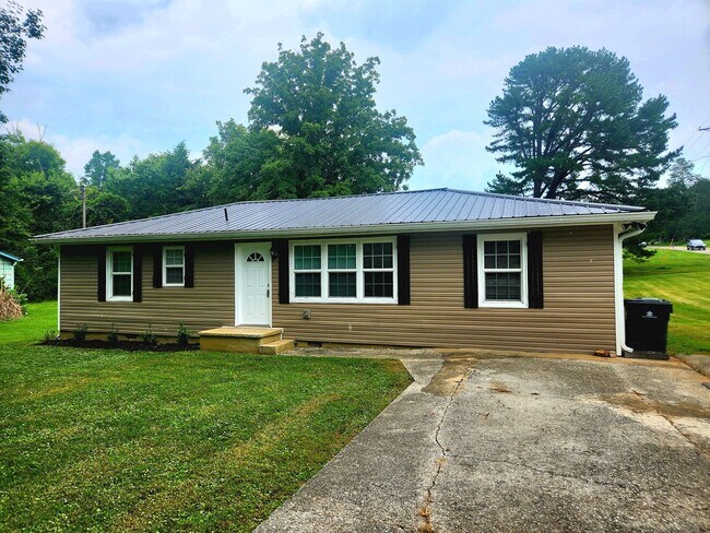 Primary Photo - Large, family-friendly S. Knox 3br/2ba w office