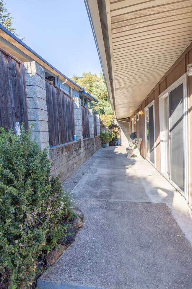 Building Photo - Beautiful 3 bedroom home with Castro Valle...