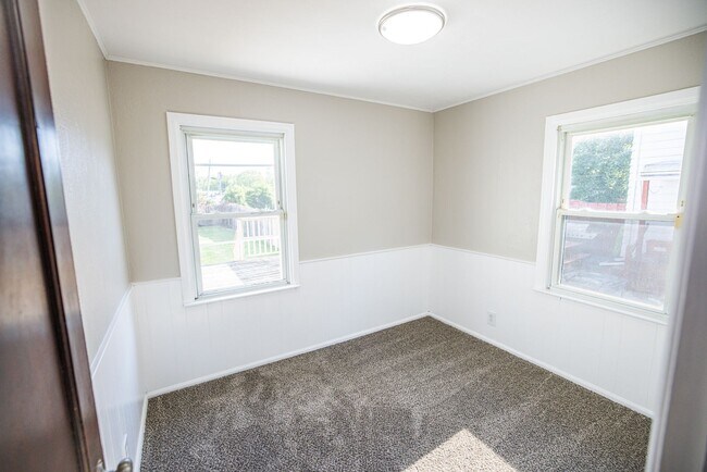 Building Photo - 306 W Crawford Ave
