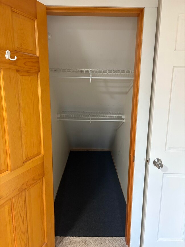 Building Photo - 290 Glen Ledge Rd