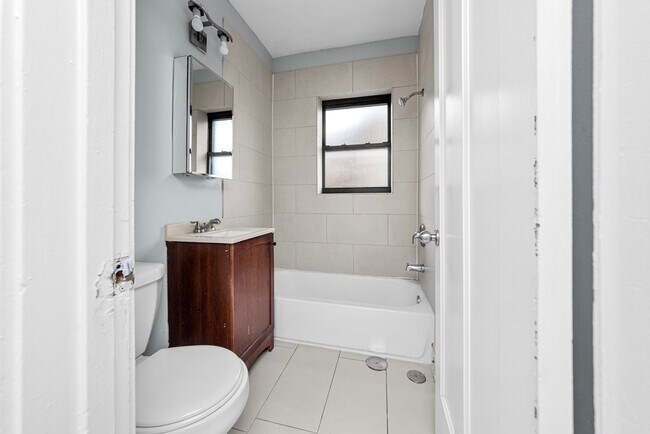 Building Photo - 4737 N Hermitage Ave