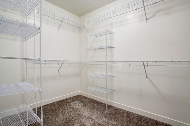 Building Photo - Spacious 2 Bed/2 Bath Condo in Prime Location