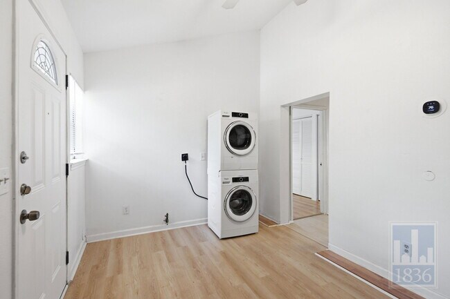Building Photo - 1201 W 40th St