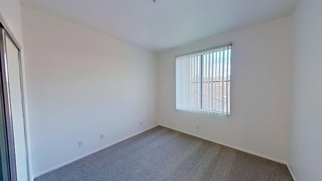 Building Photo - 1002 Reggio Aisle