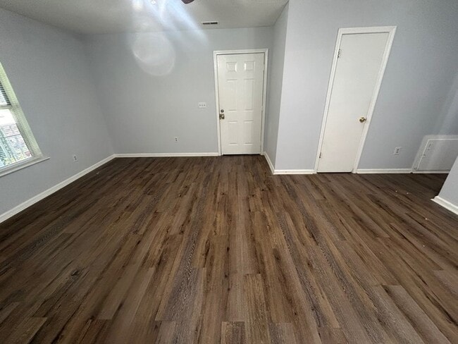 Building Photo - 1113 Country Town